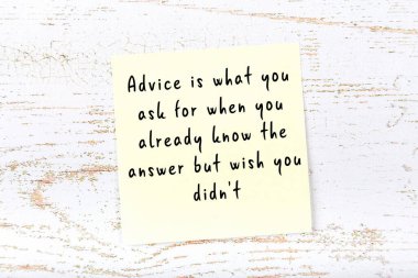 Ahşap duvardaki yapışkan notta bilgece bir alıntı 