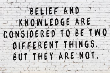 Beyaz tuğla duvar arkaplanına siyah düşünceli bir yazı.