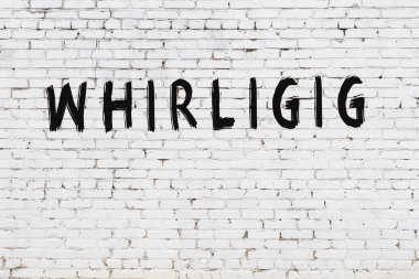 Beyaz tuğla duvarda kelime girdabı