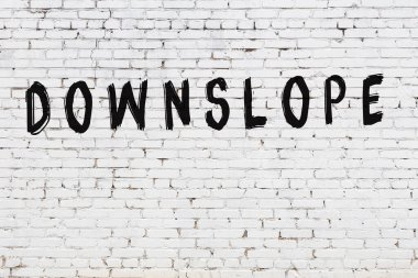 Üzerinde siyah boya yazan beyaz bir duvar.