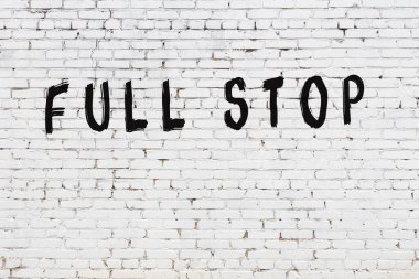 Üzerinde siyah boya yazan beyaz duvar. Nokta.