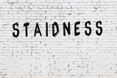 Kelimeler beyaz tuğla duvara yazıldı.