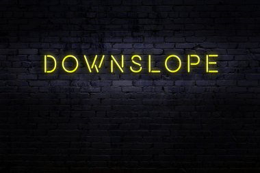 Neon işareti. Tuğla duvara karşı bir söz. Gece görünümü