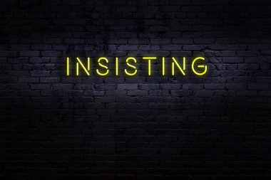 Neon işareti. Kelime tuğla duvara karşı ısrar ediyor. Gece görünümü