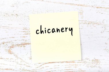 Tahta duvardaki sarı yapışkan notta el yazısı hilekarlık var.