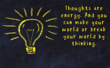 Fikir üretme kavramı. Ampulün tebeşir çizimi. Boşluğu kopyala