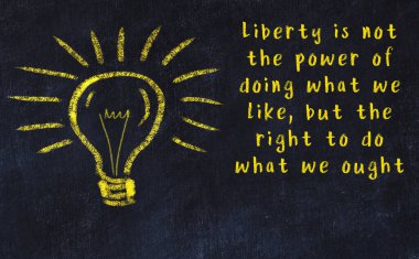 Fikir üretme kavramı. Ampulün tebeşir çizimi. Boşluğu kopyala