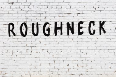 Üzerinde siyah boya yazıları olan beyaz duvar.