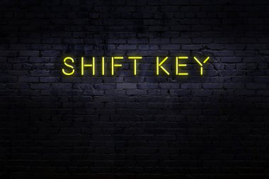 Neon işareti. Kelime kaydırma anahtarı tuğla duvara karşı. Gece görünümü