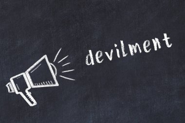 Tebeşir hoparlörü ve kara karatahtaya yazı yazma şeytanlığı