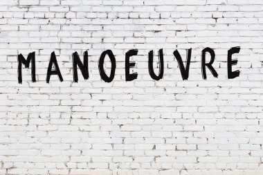 Beyaz tuğla duvara kelime manevrası çizilmiş.