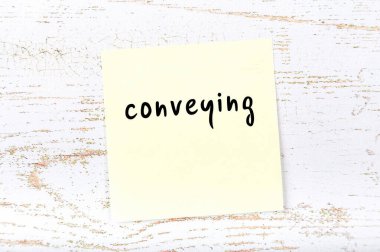 Tahta duvarda el yazısıyla yazılmış bir not var.