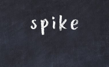 Üzerinde yazı kazığı olan siyah karatahta.