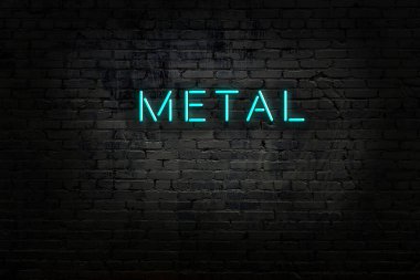 Tuğla duvardaki neon ışıklarının gece görüşü