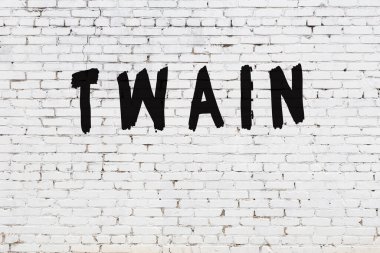 Üzerinde siyah boya olan beyaz duvar.