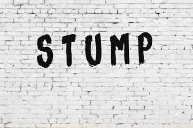 Üzerinde siyah boya lekesi olan beyaz duvar.