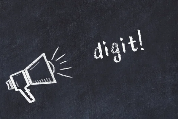 Tebeşir hoparlörü ve siyah karatahtaya yazma rakamı