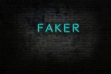 Duvara yazı yazan neon levhası.