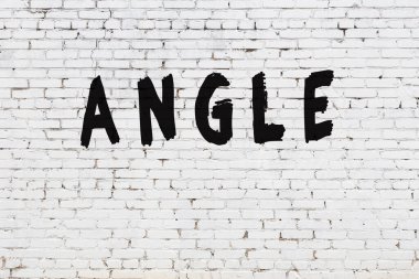 Sözcük açısı beyaz tuğla duvara boyanmış