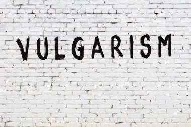 Üzerinde siyah boya yazılı beyaz duvar. Kabalık.