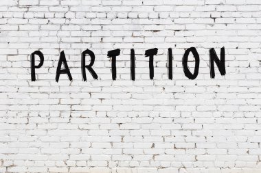 Sözcük bölümü beyaz tuğla duvara boyanmış