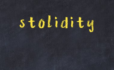 Üzerinde yazı karakteri olan siyah karatahta