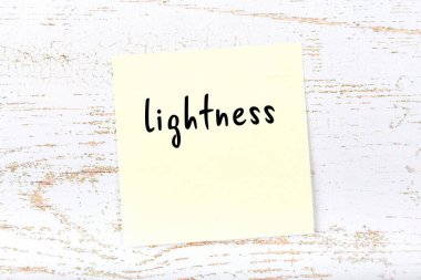 Kelime hafifliği olan sarı kağıt. Hatırlatma konsepti