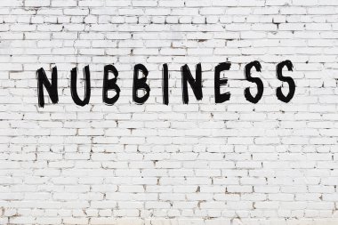 Üzerinde siyah boya yazıları olan beyaz duvar.