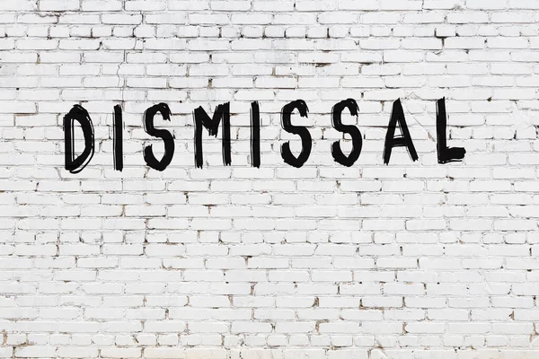 Üzerinde siyah boya yazıları olan beyaz duvar.