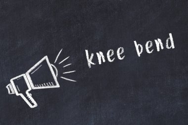 Tebeşir hoparlörü ve yazıt siyah karatahtaya diz çökmüş.