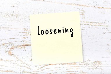 Kelime gevşetici sarı kağıt. Hatırlatma konsepti