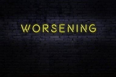 Tuğla duvardaki neon ışıklarının gece görüşü ve yazıtlar kötüleşiyor.