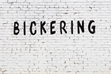 Ağız dalaşı beyaz tuğla duvara yazıldı.