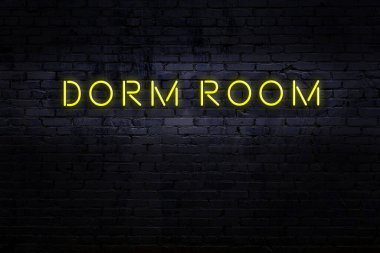 Neon işareti. Kelime yatakhanesi tuğla duvara karşı. Gece görünümü