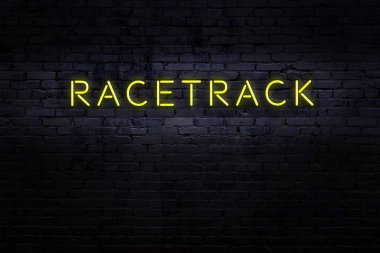 Duvardaki yazıtlı neon levhanın gece görüşü