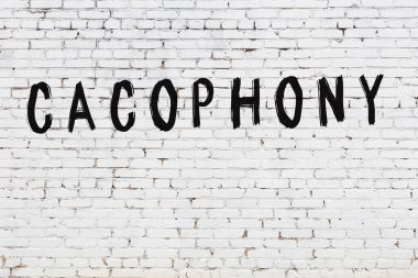 Üzerinde siyah boya yazıları olan beyaz bir duvar.