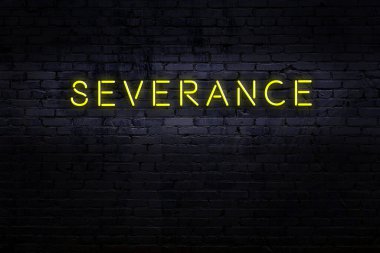 Neon işareti. Tuğla duvara karşı kelime tazminatı. Gece görünümü
