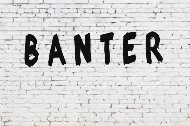 Beyaz tuğla duvara yazılmış kelime şakaları.