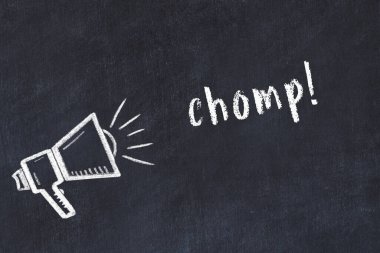 Hoparlör ve yazıt tıkırtısı tebeşiri.