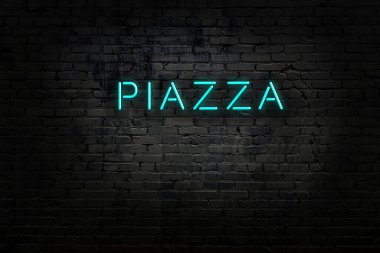 Tuğla duvardaki neon ışıklarının gece görüşü