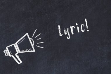 Siyah karatahtaya tebeşir hoparlörü ve yazı sözü