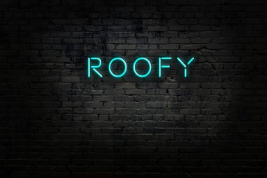 Duvara yazı kazınmış neon levhası.