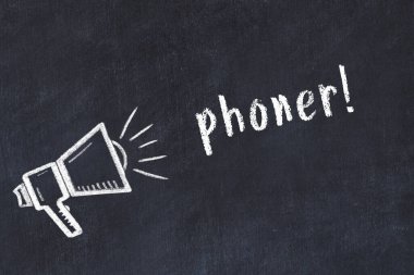 Kara karatahtaya tebeşir hoparlörü ve yazı telefonu.