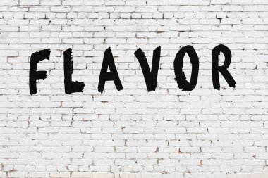 Üzerinde siyah boya aroması olan beyaz duvar.