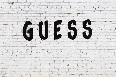 Üzerinde siyah boya yazan beyaz duvar. Tahmin et.