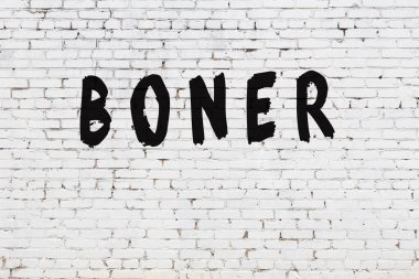 Kelimeler beyaz tuğla duvara yazıldı.