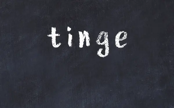 College krijt bureau met het woord tinge geschreven op in — Stockfoto