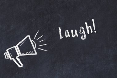 Hoparlör ve yazı kahkahalarının tebeşiri.