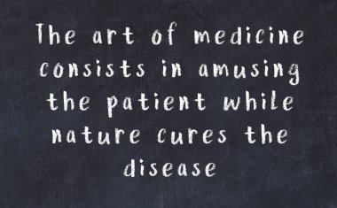 Siyah masadaki akıllı alıntıların tebeşiri.