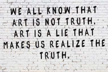 Beyaz tuğla duvar arkaplanına siyah düşünceli bir yazı.